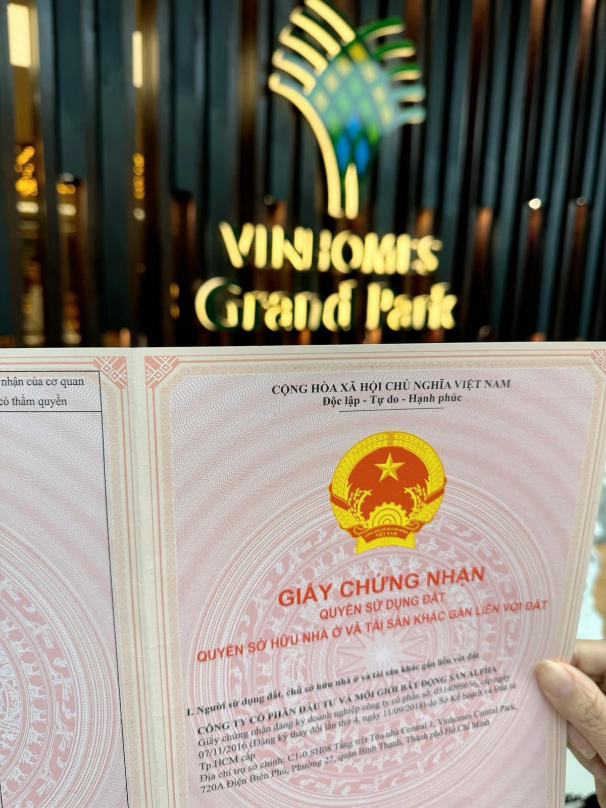 (Tiếng Việt) Tháng 8/2024 Vinhome Grand Park bàn giao hơn 3000 sổ hồng + Shophouse sở hữu sổ hồng lâu dài ? 